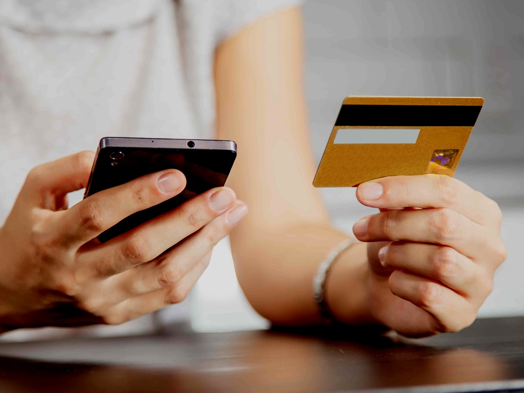 consumidor brasileiro comprando pelo celular